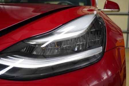 Jaké díly jsou trvale označeny v elektromobilu ?