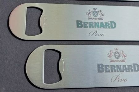 Barevné značení otvíráků vláknovým laserem