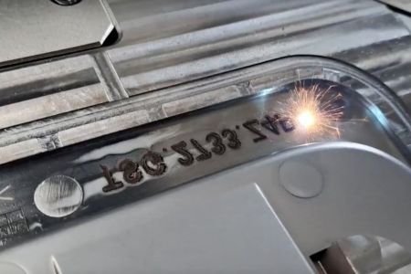 Laserové gravírování forem vláknovým laserem