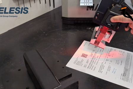 Značení dílů ručním mikroúderem s integrovanou čtečkou. Rychleji. Přesněji. Bez chyb.