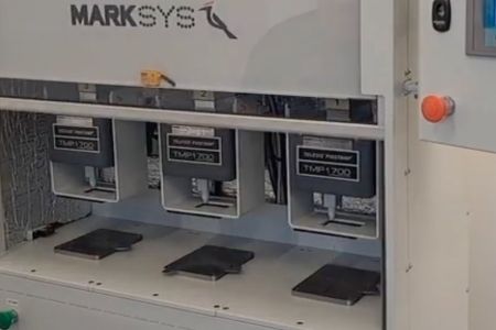 Jednoúčelový stroj na značení výlisků pro vysokou produkci