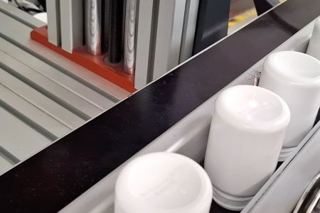 Laserové gravírování plastů za pohybu